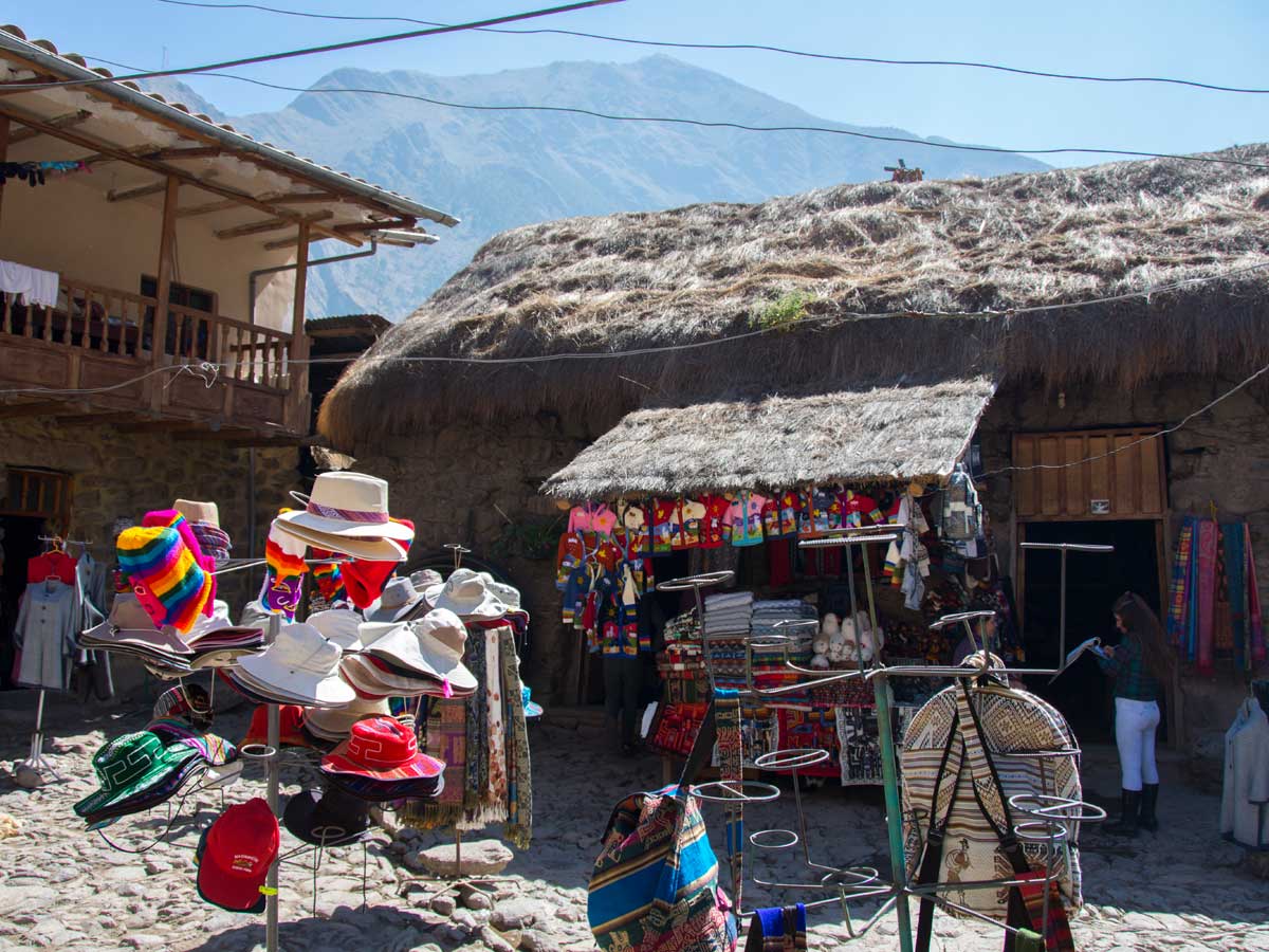 A small market in Ollantaytambo